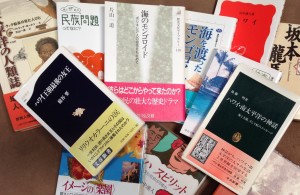 日本語の本はアマゾンで調達。欲しい時にすぐに手に取れないのが残念～