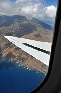 カフルイ空港に向かう飛行機から見たマウイ島