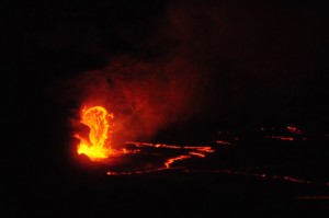 夜間に見る、ハレマウマウから噴出する溶岩