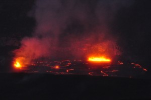 火口内の数箇所から溶岩が噴出しだしたところ