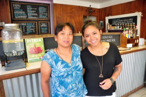 ヒナ・ラエズ・カフェのオーナーとお母さん