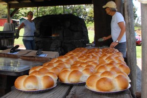 焼きあがったたくさんのパン