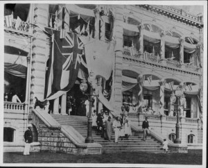 1886年時のイオラニ宮殿に飾られたカラカウア王のロイヤル・スタンダードの旗