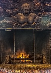 火の女神ペレのレリーフがある暖炉