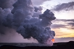 カラパナ地区近くの海岸に噴出する溶岩と噴煙