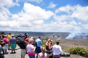 ハレマウマウ・クレーターを見物する人々
