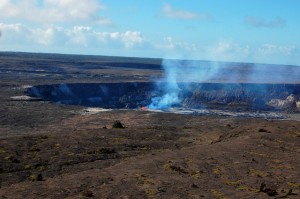 火口から溶岩を噴出しているハレマウマウ