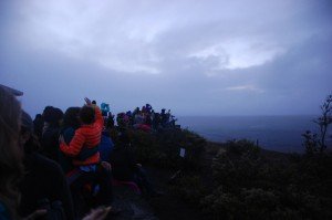 早朝にも関わらず、たくさんの人が集まる展望台