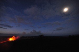夜のハレマウマウと月