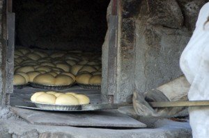 パン生地を石釜の中へ