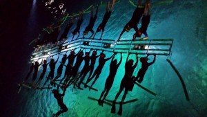 暗い海に浮かぶ光付きフロート 写真:Photo provided by Fairwind Cruises