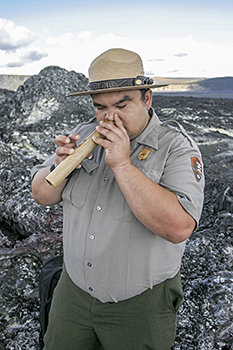 オヘ・ハノ・イフ（鼻笛）を吹くハワイ火山国立公園のレンジャー