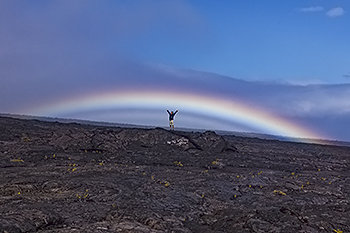 ハワイ島キラウエアの溶岩大地に架かった低い虹