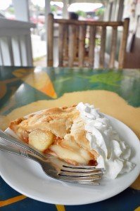 クリームもたっぷり、ハナレイ・コーヒー・ロースターズのアップルパイ