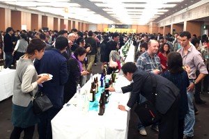 大勢の日本酒愛好家で会場はにぎわいました