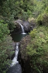 連続する小滝とプール