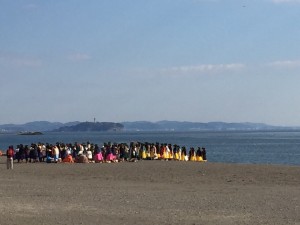 茅ヶ崎サザンビーチ。 江ノ島を背景に冬至の儀式。 写真提供　Naomi Muramatsu