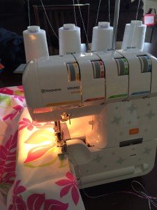ロックミシンと通常のミシンを使っての作成