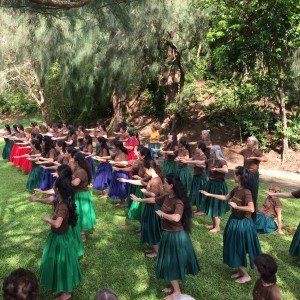 同プログラム中、オアフ、パリ•ハイウエイ沿いにて行われたクロージング（締め）の儀式の様子から