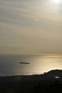 夕陽に映えるモロキニ島