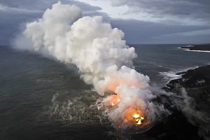 海水と接触して巨大な噴煙を上げる溶岩