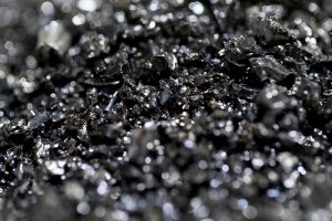 拡大して見たブラックサンド。平均的なサイズは1mmほど。