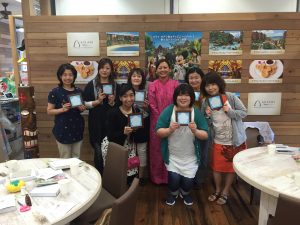 コースターとシャドーキルトのフレーム完成で皆さんと記念撮影