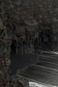 溶岩棚の下に堆積した微小な溶岩(ブラック・サンド)