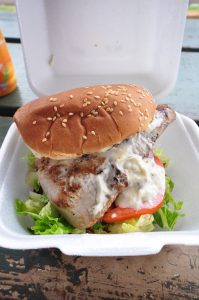 バンズからはみ出るお魚！もう一度食べたい、イシハラのフィッシュ・バーガー