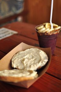 ベーグルとアサイーで朝ごはん