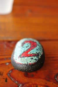 サーフ・ブレイク・カフェは、かわいい石がオーダーのマーク