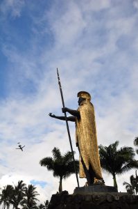 ハワイ島はカメハメハ大王の生誕地。こちらはヒロのカメハメハ大王像