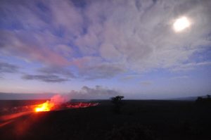 夜のハレマウマウ・クレーター。溶岩が赤く輝いています