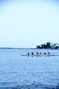 ヒロ湾でカヌーの練習。後ろに見える島がココナッツ・アイランド