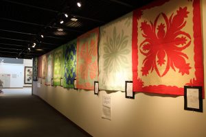 AギャラリーからＢギャラリーへはベビーキルトとウォールハンギングを展示しました