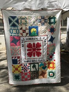キルト展の入り口にはこのグループのシグネチャーキルトが飾られています