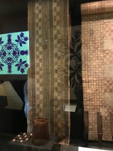 幾何学模様が描かれたカパ