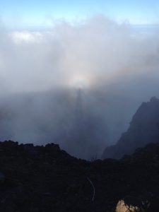 ブロッケン現象。影の周りに虹が見えます