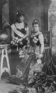 1887年のヴィクトリア女王の即位50周年に招待されたカピオラニ王妃とリリウオカラニ王女　Courtesy of – Hawaii State Archives
