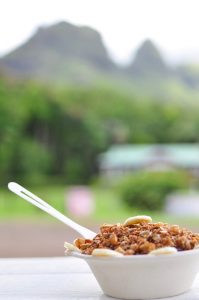 カラレア・ジュース・ハレのアサイー・ボウル。カラレアの山がきれいに見えます