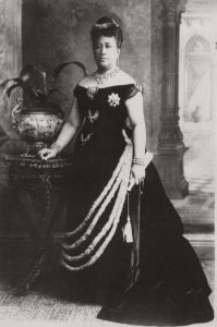 カピオラニ王妃が来ていたレイ・フル・ドレス　Photo:Courtesy of – Hawaii State Archives