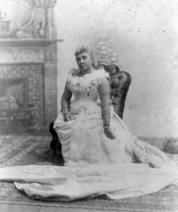 リリウオカラニ女王の最後の公式ドレスとなったオーストリッチのドレス　 Photo: Courtesy of – Hawaii State Archives