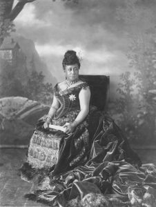 カピオラニ王妃の色、青のベルベットとクジャクの羽のドレス：PeacockDress1.jpg Courtesy of – Hawaii State Archives