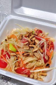 量もたっぷりのパパイヤサラダ。みずみずしいパパイヤがおいしい