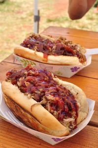 肉々しいルックスのホットドック。こぼれそうなカルアポークの下には、ソーセージが