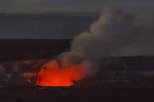 ハレマウマウに出現した溶岩湖と噴煙