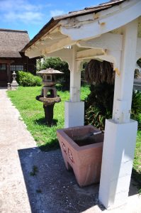 マウイ神社の手水舎と灯篭