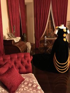 カピオラニ王妃の寝室にはレイフルドレスもありました
