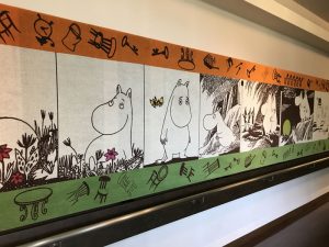 ムーミン谷へようこその常設展、絵に見えるムーミンの大きなタオルアート