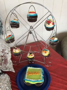 カーニバル色で装飾されたケーキクルクルまわるカップケーキがかわいい